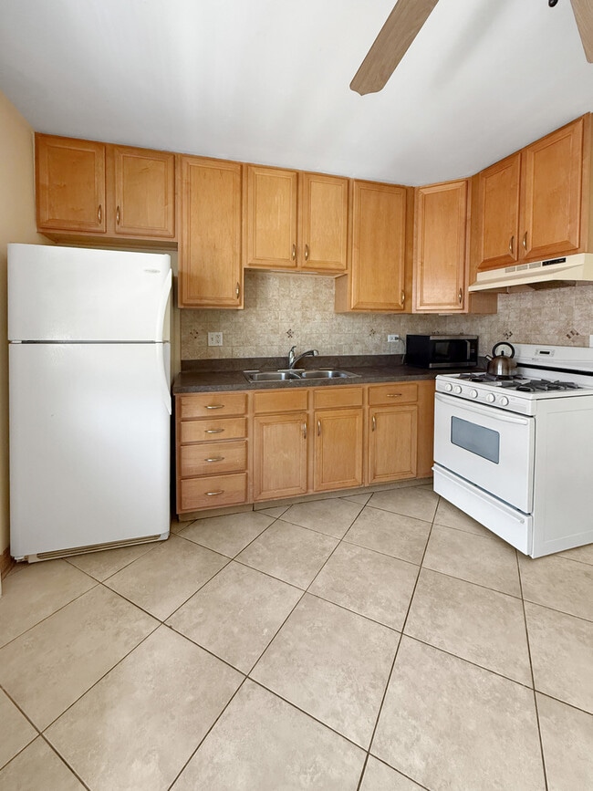 Building Photo - 8514 W Catalpa Ave