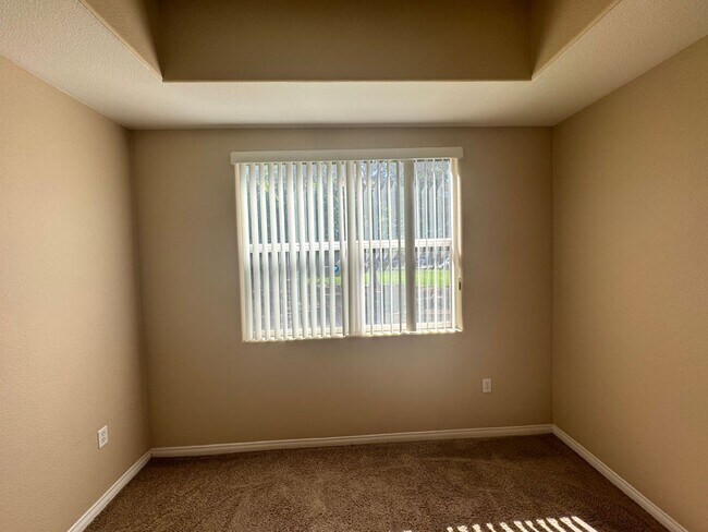 Building Photo - SPACIOUS BOTTOM FLOOR 2 BEDROOM IN THE GATED MANHATTAN CONDOS