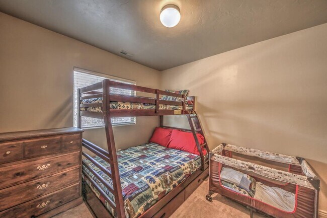 Building Photo - Beautiful townhome near little valley