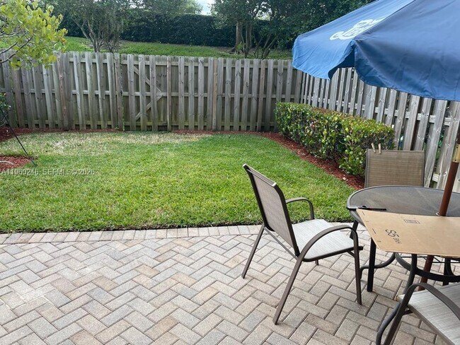 Building Photo - 9602 Town Parc Cir S