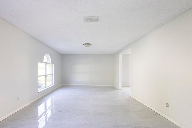 Building Photo - 1401 SW Heather St