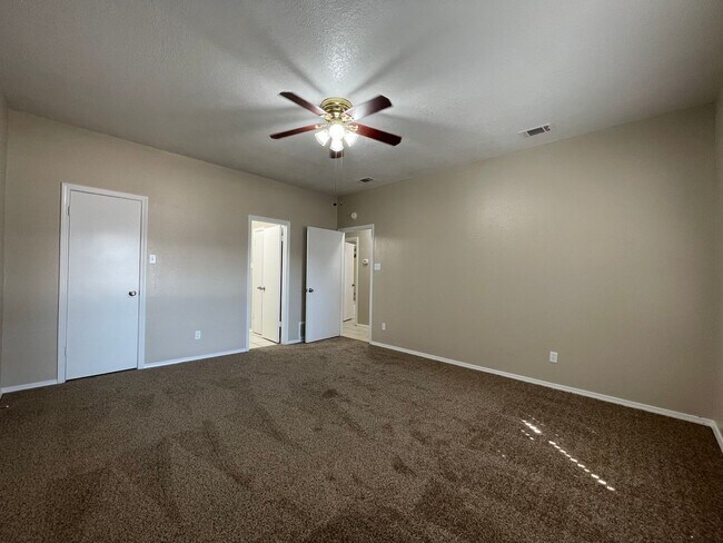 Building Photo - AVAILABLE NOW 2 BEDROOM 2 BATH TOWNHOME IN GRAPEVINE