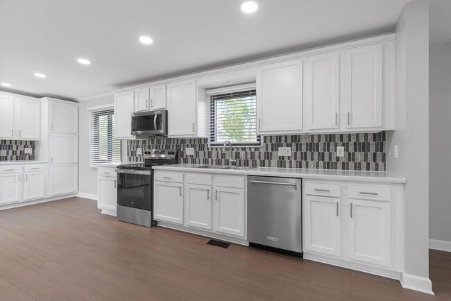 Building Photo - 554 Pointview Dr