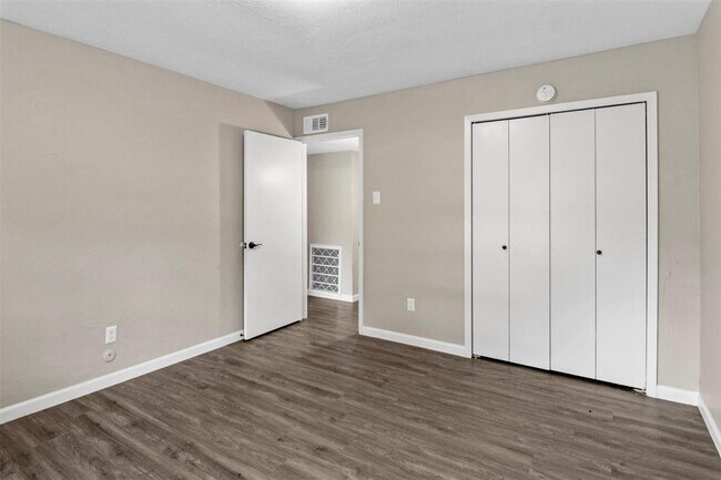 Building Photo - 519 Windsor Dr