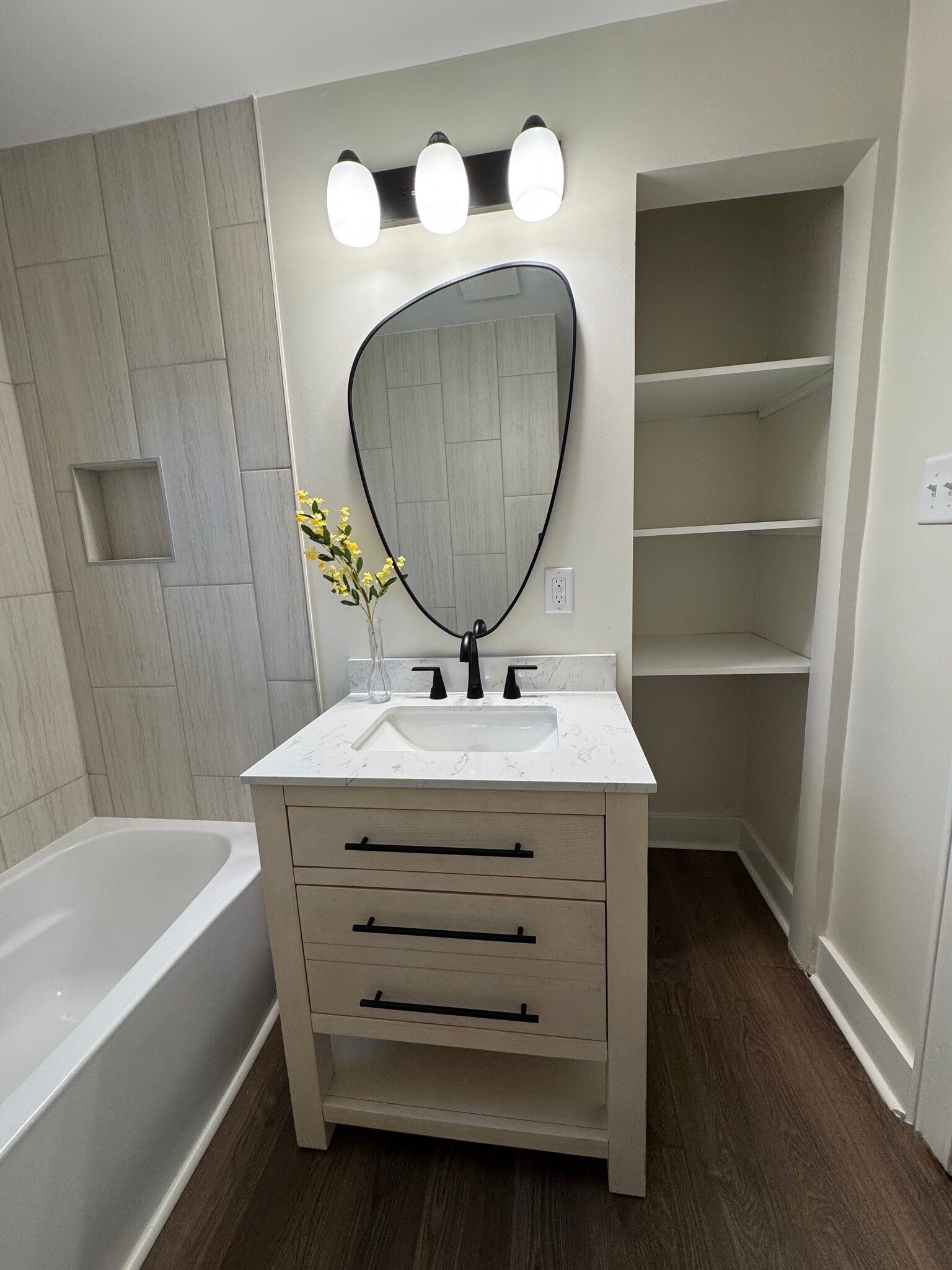 Building Photo - 515 E 9th St