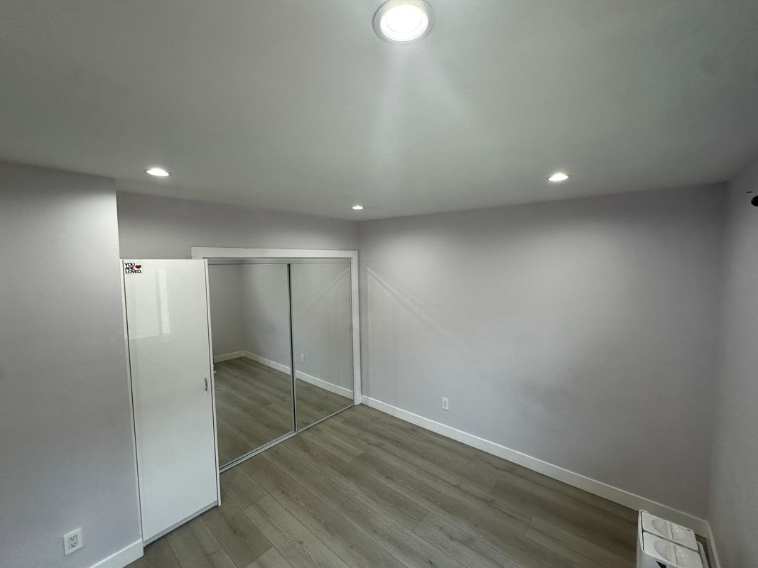 Building Photo - 7432 Hazeltine Ave