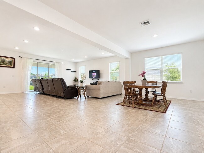 Building Photo - Experience modern & expansive living in this corner-lot 5Bedrooms/3.5Bath home at Ocala!