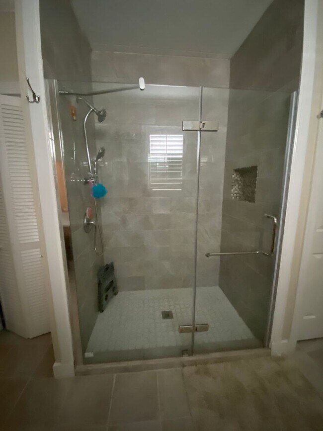 Building Photo - Beautiful Brick Home for Rent – Spacious, ...