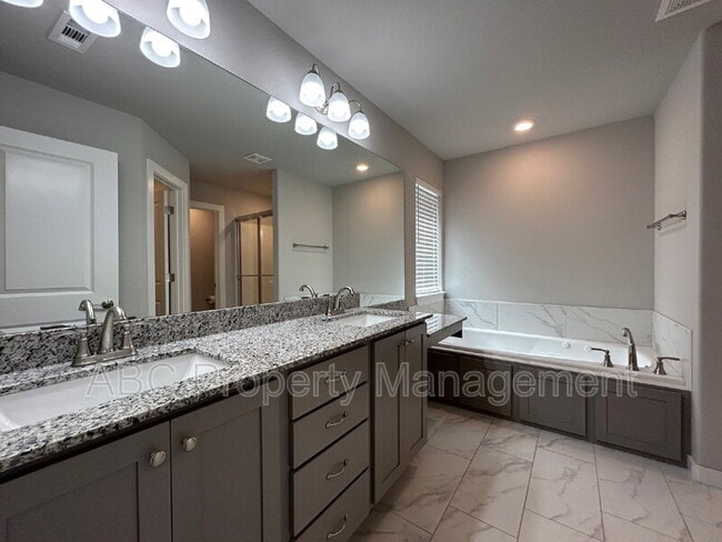 Building Photo - 350 S Emerald Woods Run