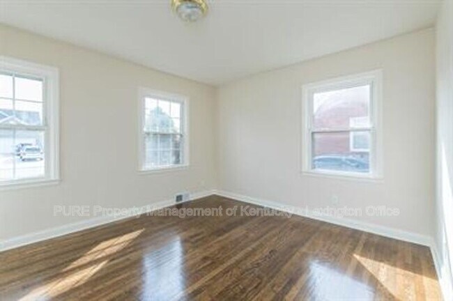 Building Photo - 574 Bob-O-Link Drive