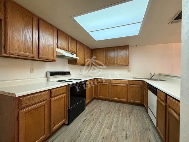 Building Photo - 1111 W Summit Pl