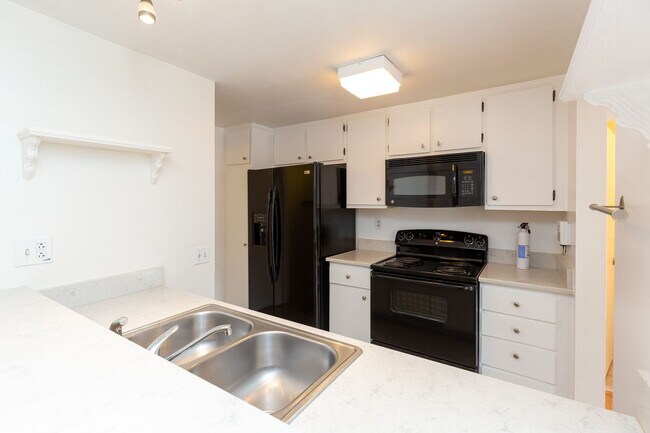 Building Photo - *** MUST SEE 2/2.5 TOWNHOME WITH TWO CAR G...