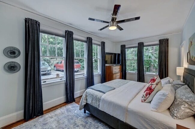 Building Photo - 518 Lamar Ave