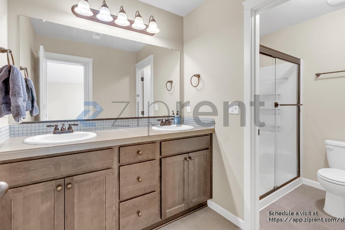 Building Photo - 2812 25th Pl