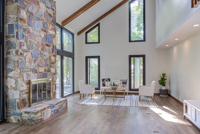 Building Photo - This Home is a Hole in One!