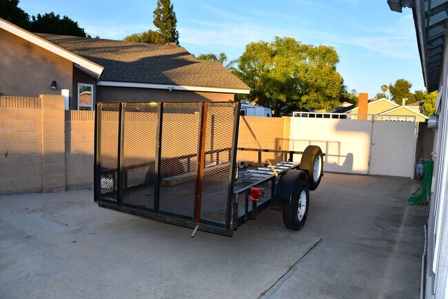 Building Photo - 1271 N Mosswood Dr