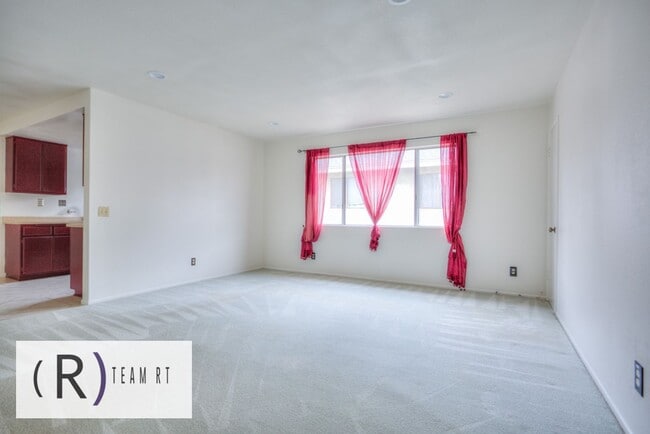 Building Photo - A Charming Condominium in a Quiet and Desi...