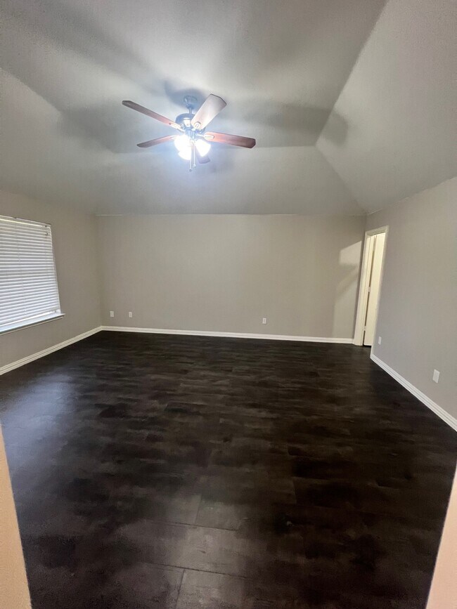 Building Photo - 2213 Ridgewood Dr