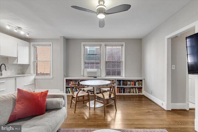 Building Photo - 1301 Longfellow St NW