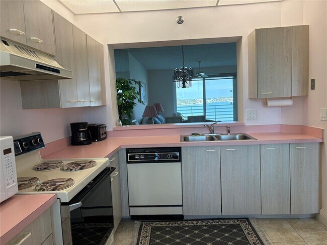 Building Photo - 7979 Sailboat Key Blvd S