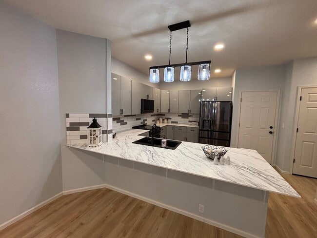 Building Photo - Beautiful Remodeled 3 Bedroom End Unit Tow...