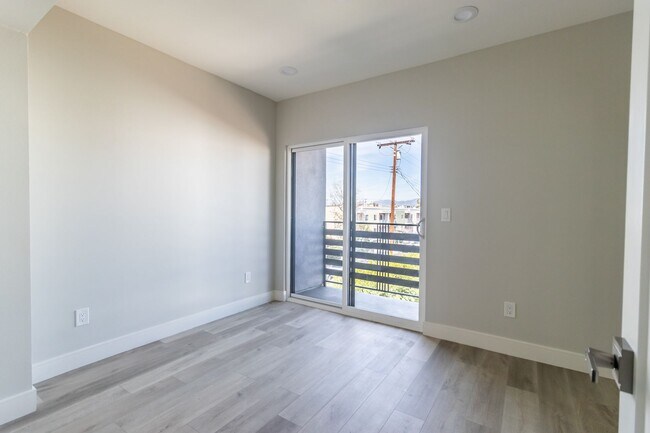 Building Photo - 5132 Riverton Ave
