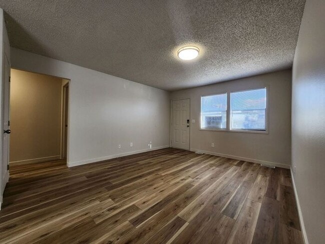 Building Photo - Renovated Cozy 2-Bedroom Duplex | Move In ...