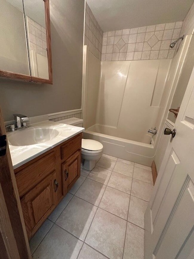 Building Photo - Leola 2 Bedroom 2nd floor