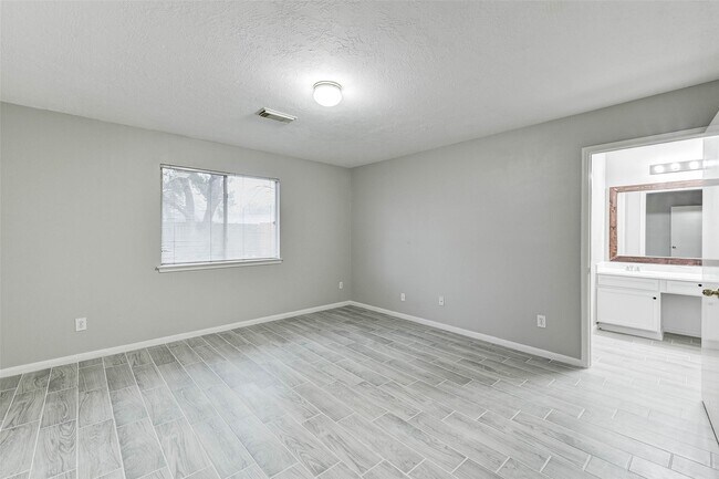 Building Photo - 7815 Barnhill Dr