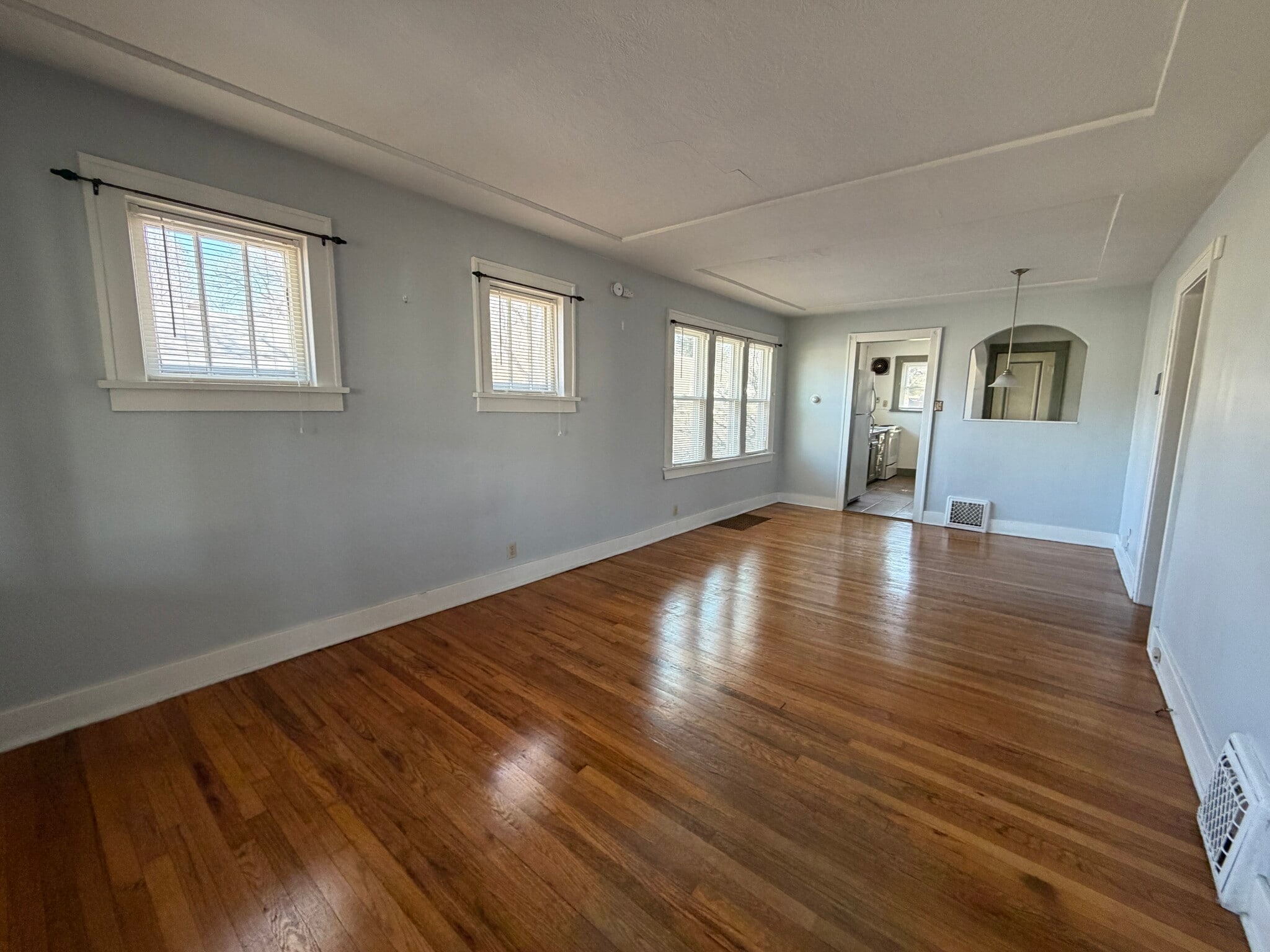 Building Photo - 136 E Woodside St