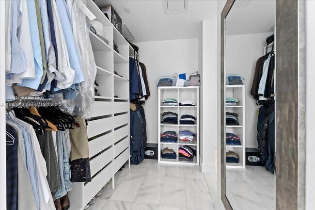 Building Photo - 700 NE 26th Terrace