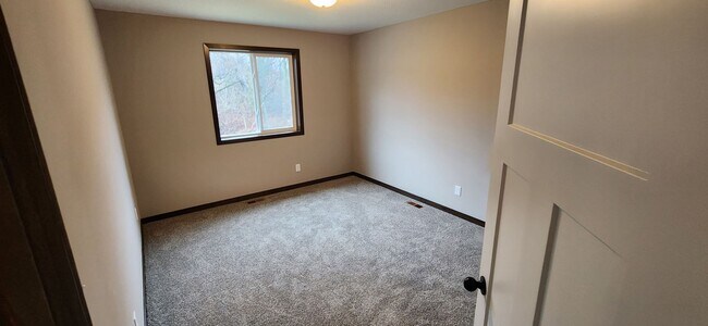 Building Photo - Great 3BR, 2BA St Francis Home Available 8/10!