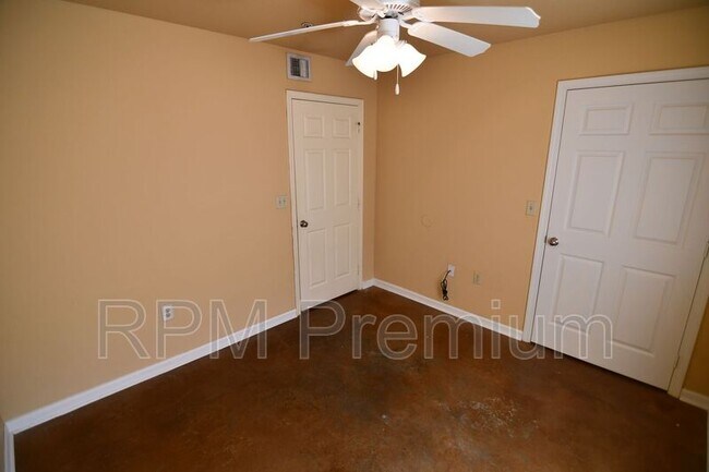 Building Photo - 5480 Spring Ln