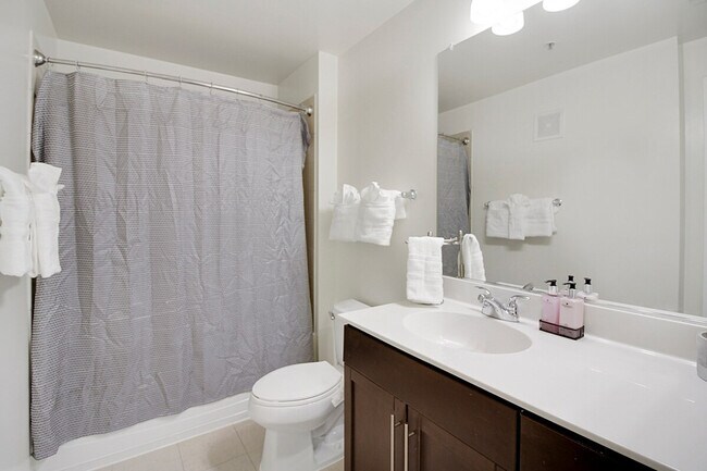 Building Photo - 909 Usher St