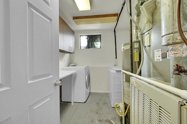 Building Photo - $2,445, 4 bed, 2.5 bath, located in Englewood