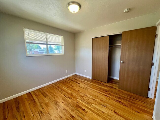 Building Photo - ** Move in Special** Spacious 3 bedroom, 1 bath Lakewood duplex with fenced in backyard available!
