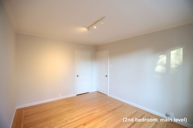 Building Photo - Glen Park: Immaculate Renovated Home 3 Bed...