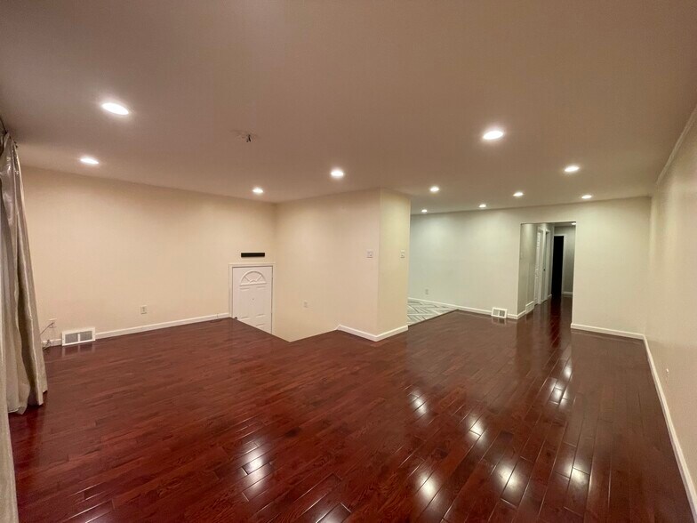 Building Photo - 2314 Strahle St