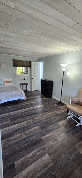 Large room - 7621 46th Pl W