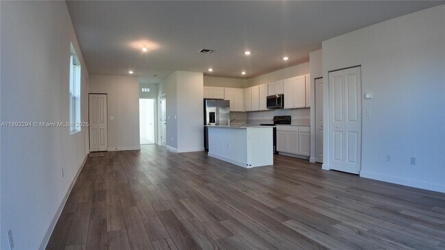 Building Photo - 830 SE grovebush Ln