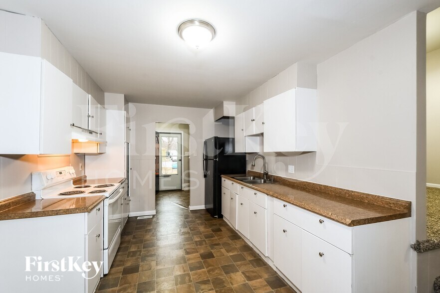 Building Photo - 9846 Rivermont Dr