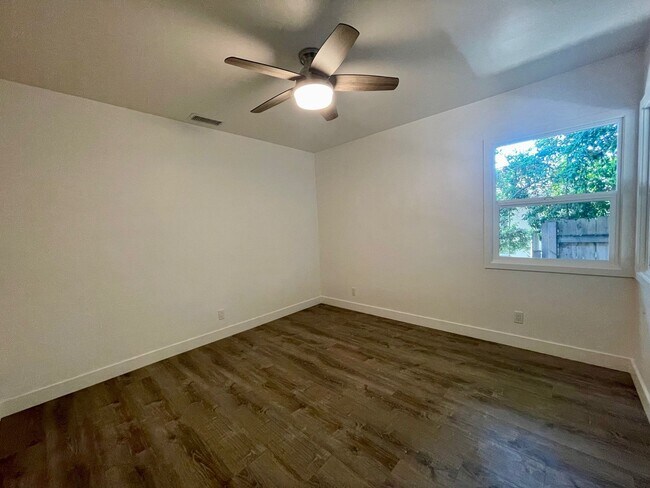 Building Photo - Fully Remodeled 4 Bedroom 2.5 Bathroom in ...