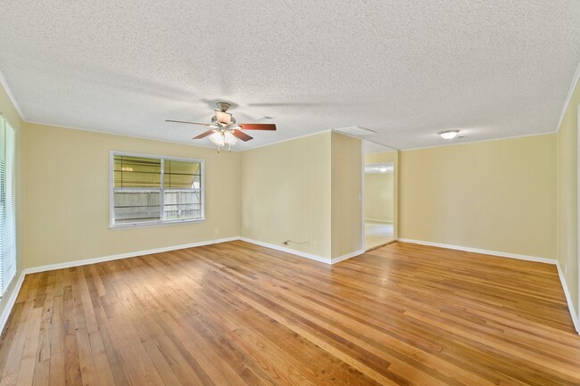 Building Photo - 821 Miller St