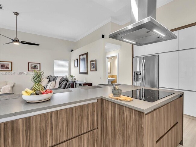 Building Photo - 639 Verona Pl