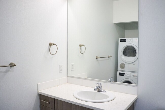 Building Photo - Sellwood: Modern Light & Bright Studio Rea...