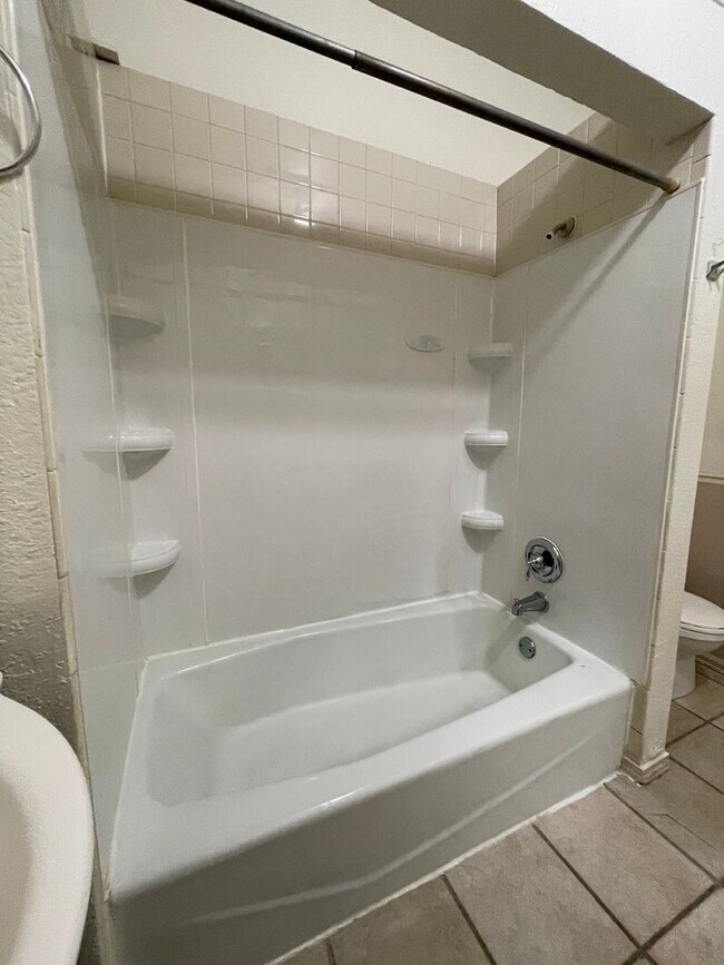 Building Photo - 207 Midway Ave