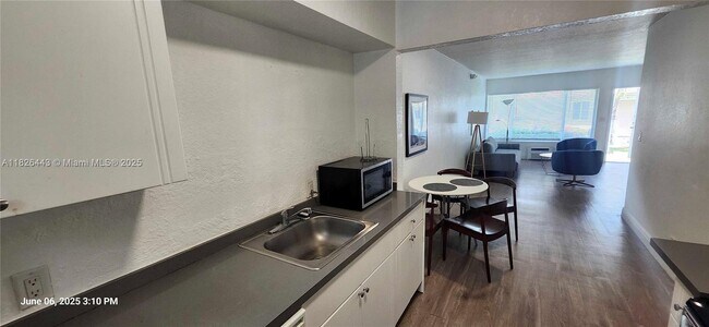 Building Photo - 9770 E Bay Harbor Dr