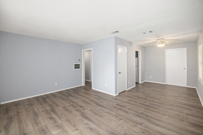 Building Photo - 354 Chicago Ave