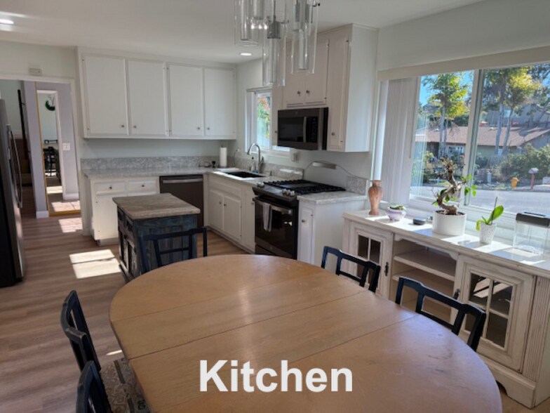 Building Photo - 4074 Vista Calaveras St