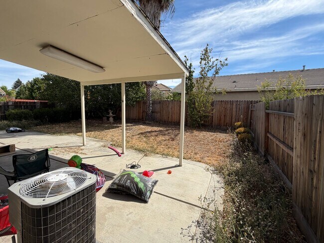 Building Photo - 12 Jackdaw Ct